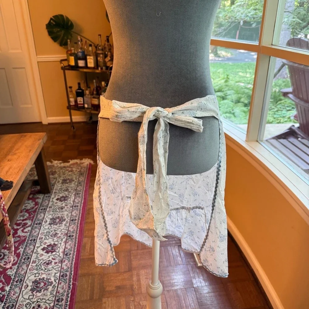 Vtg half apron light blue floral pattern side pocket ruffled hem rick-rack trim